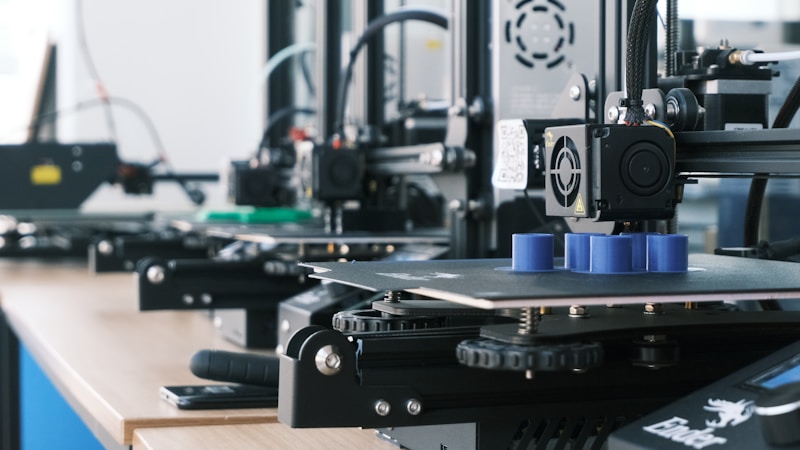 游戏手办生态圈：寿屋的工艺美学、粘土人的萌系革命与二手市场的循环经济